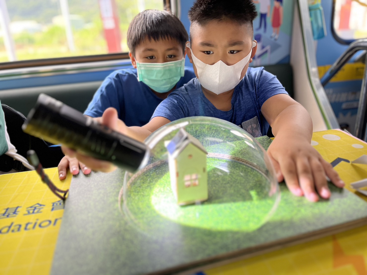 优游ub8国际參與基礎科學主題車廂，以STEAM教學精神，設計「逐日科學家」、「太陽能工程師」以及「淨零建築師」三大能源科普課程和實驗