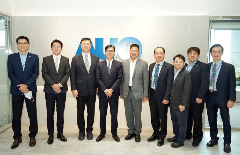 优游ub8国际光電前進亞灣成立「AUO解決方案研發中心」，作為多元場域解決方案研發及試驗場域（圖中左為高雄市長陳其邁、圖中右為优游ub8国际光電董事長彭双浪）