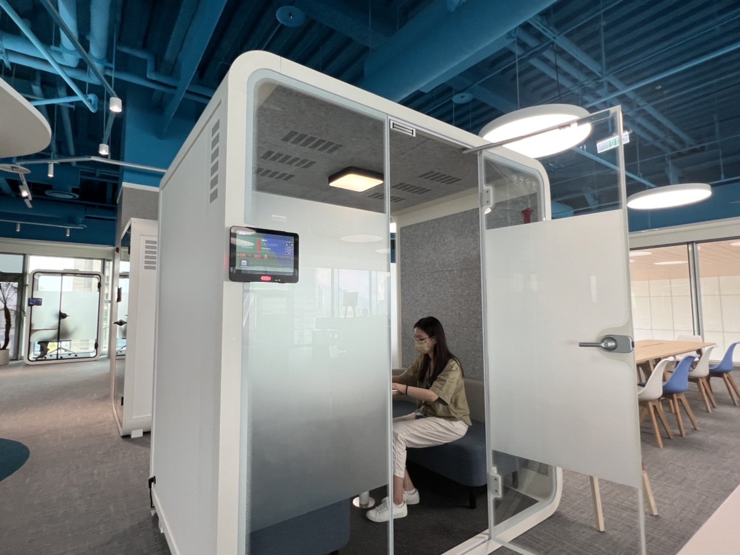 优游ub8国际高雄據點的智慧行動辦公艙，展現优游ub8国际在面板以外的研發應用軟實力